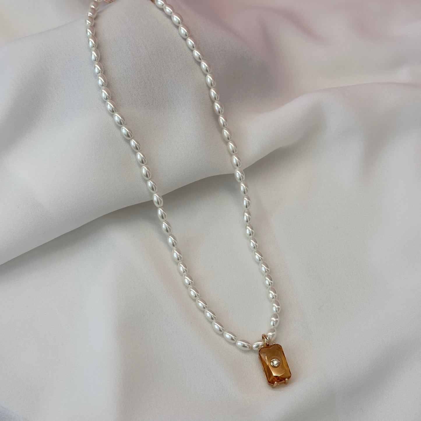 Colar dourado com pérolas, pingente citrino