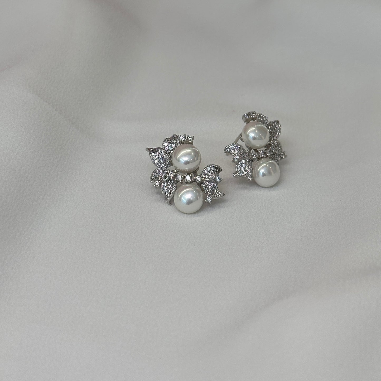 BRINCO FOLHAS CRAVEJADAS E PÉROLAS R