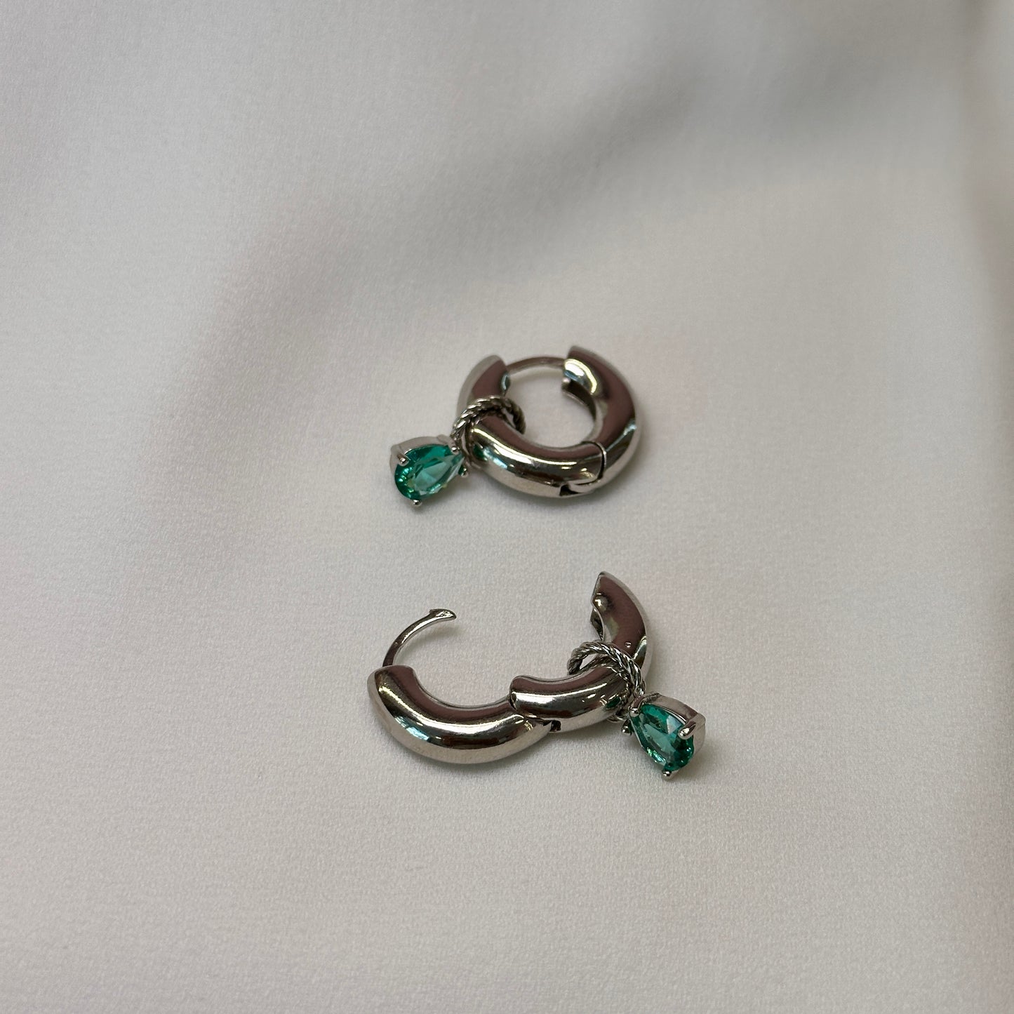 Brinco argola ródio pequena com pedra verde