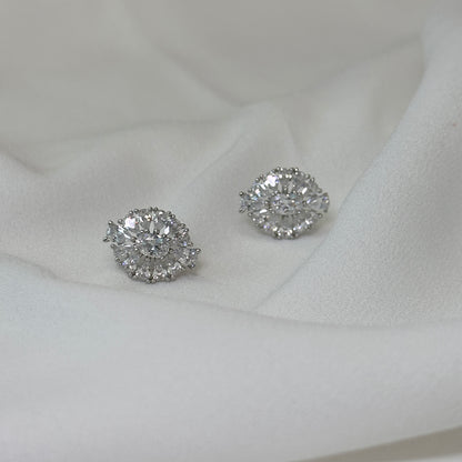 Brinco ródio clássico, cravejado com zircônias