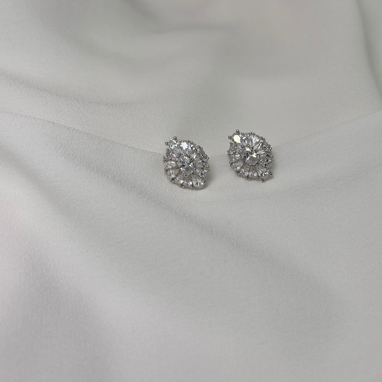 Brinco ródio clássico, cravejado com zircônias