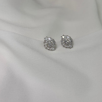 Brinco ródio clássico, cravejado com zircônias