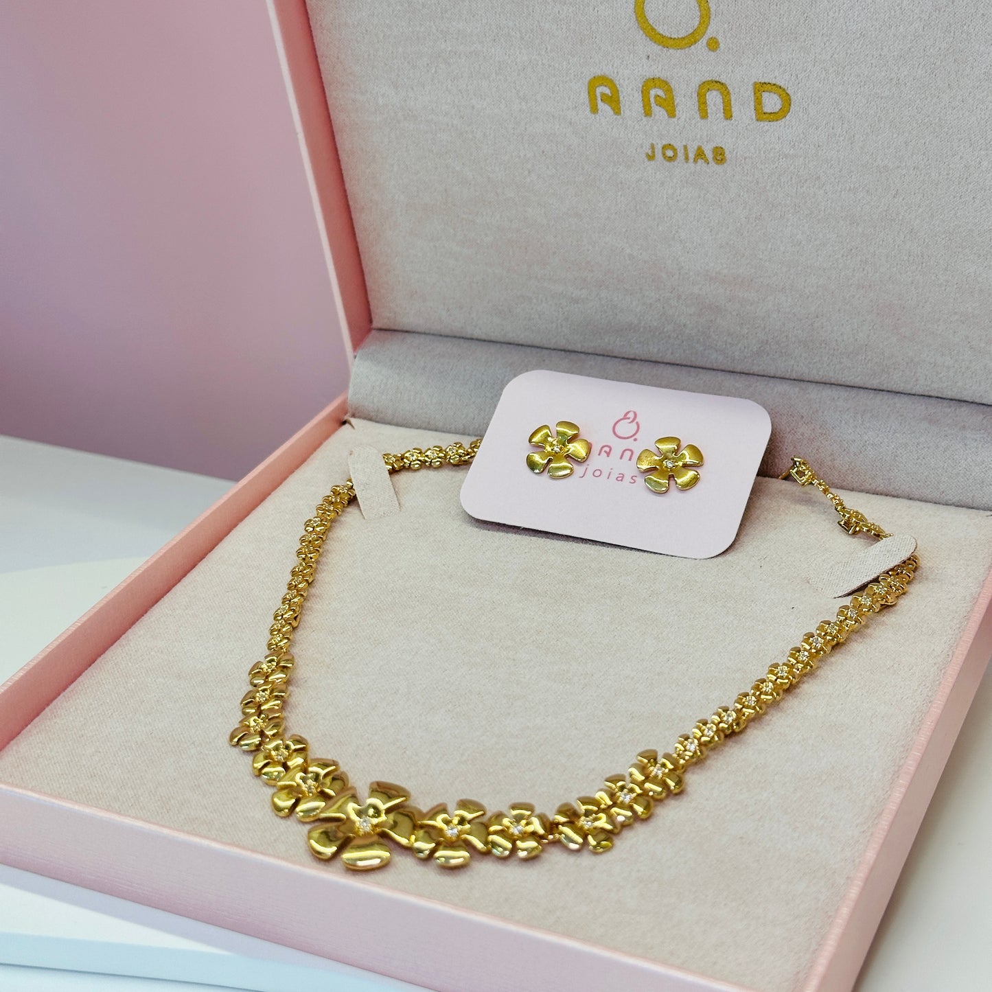 Conjunto Brinco e colar  Florzinhas dourado com regulagem