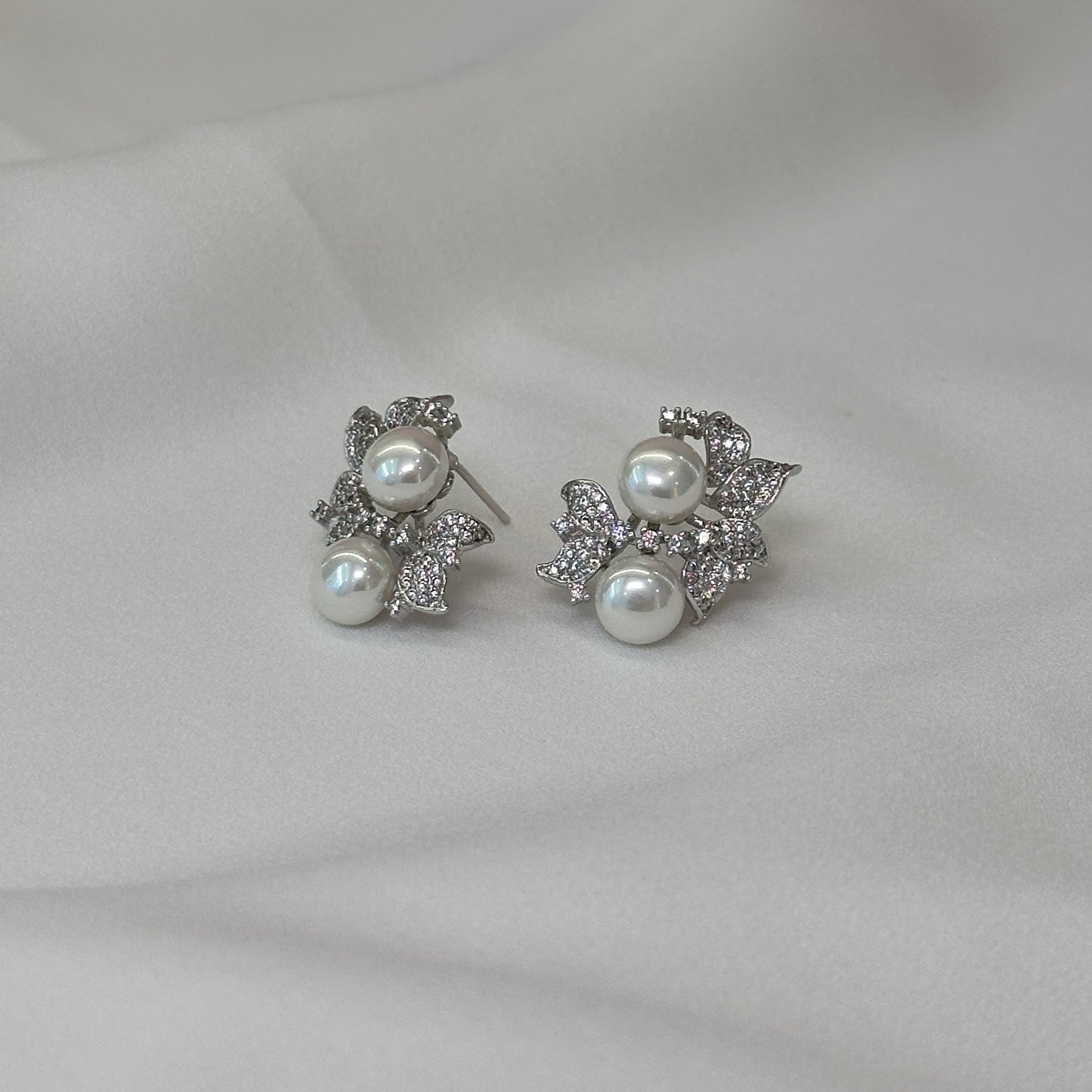 BRINCO FOLHAS CRAVEJADAS E PÉROLAS R