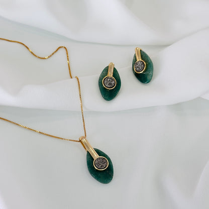 Conjunto dourado com quartzo verde e druza