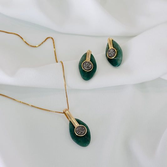 Conjunto dourado com quartzo verde e druza