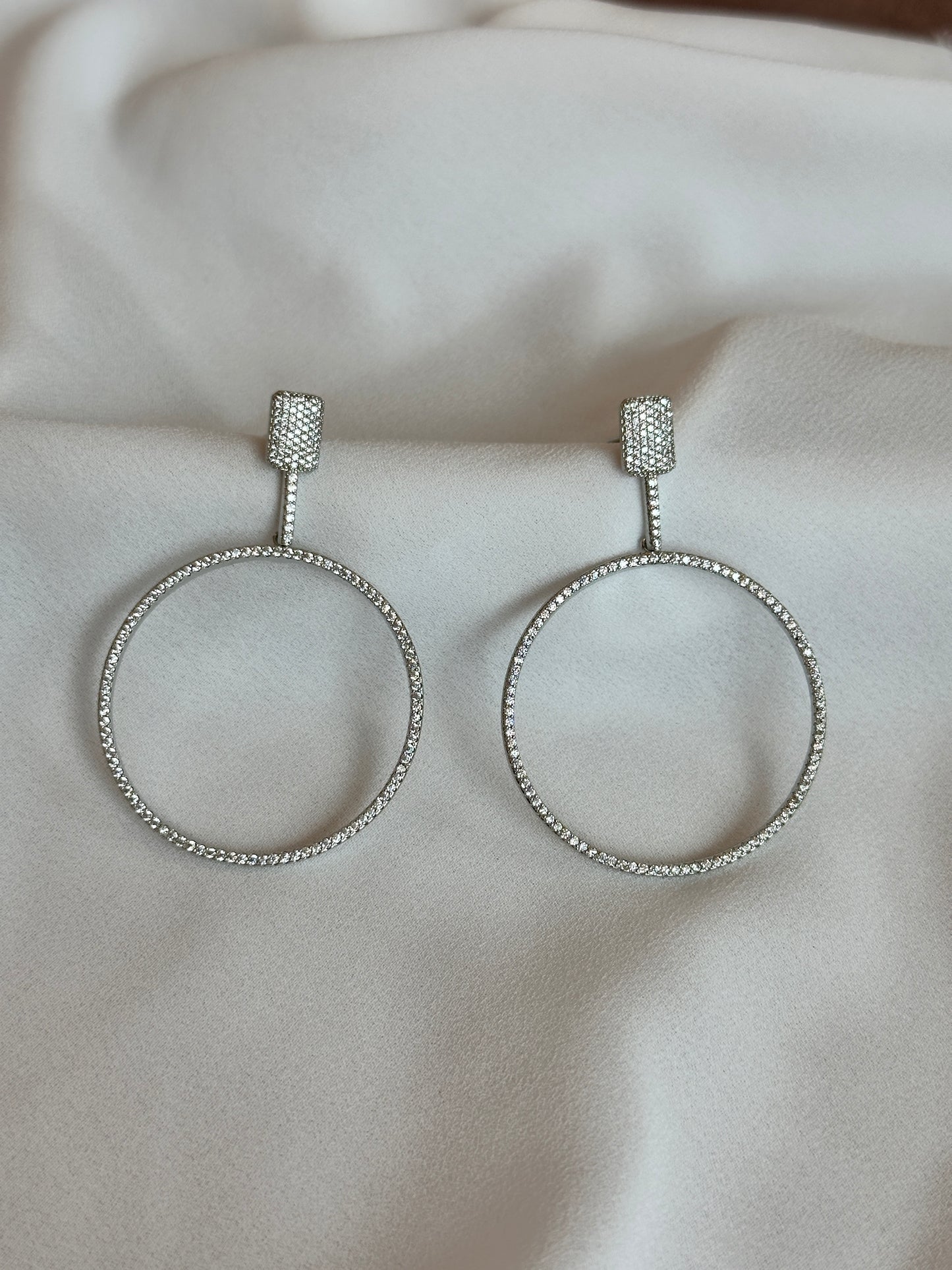 Brinco Circle cravejado delicado