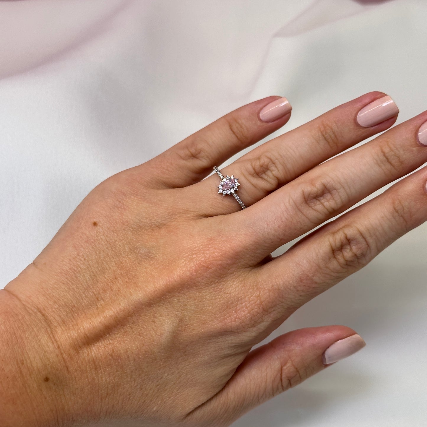 Anel prata 925 solitario cravejado pedra quartzo rosa gota