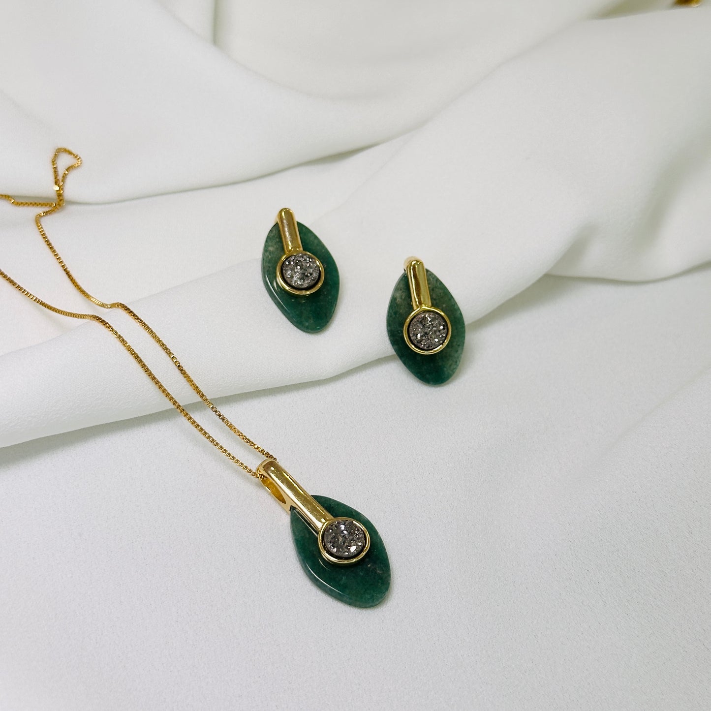 Conjunto dourado com quartzo verde e druza