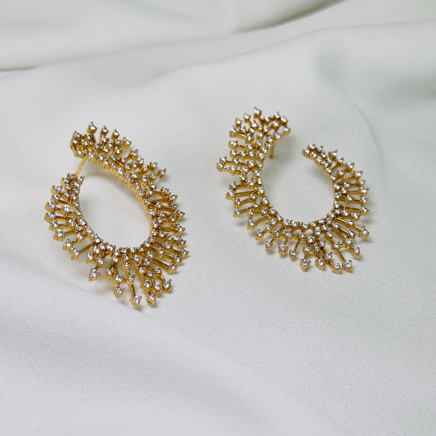 Brinco dourado, argola frontal, cravejado