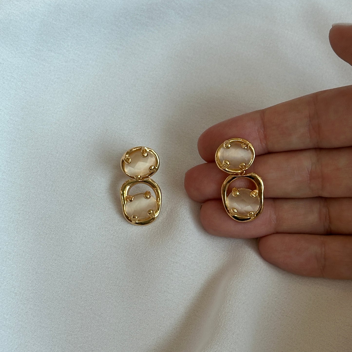 Brinco organico dourado com pedra leitosa