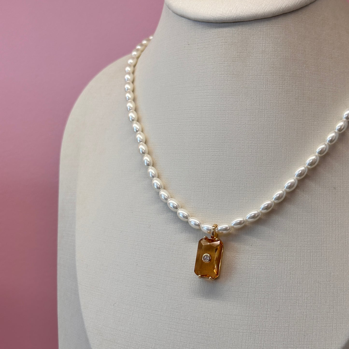 Colar dourado com pérolas, pingente citrino