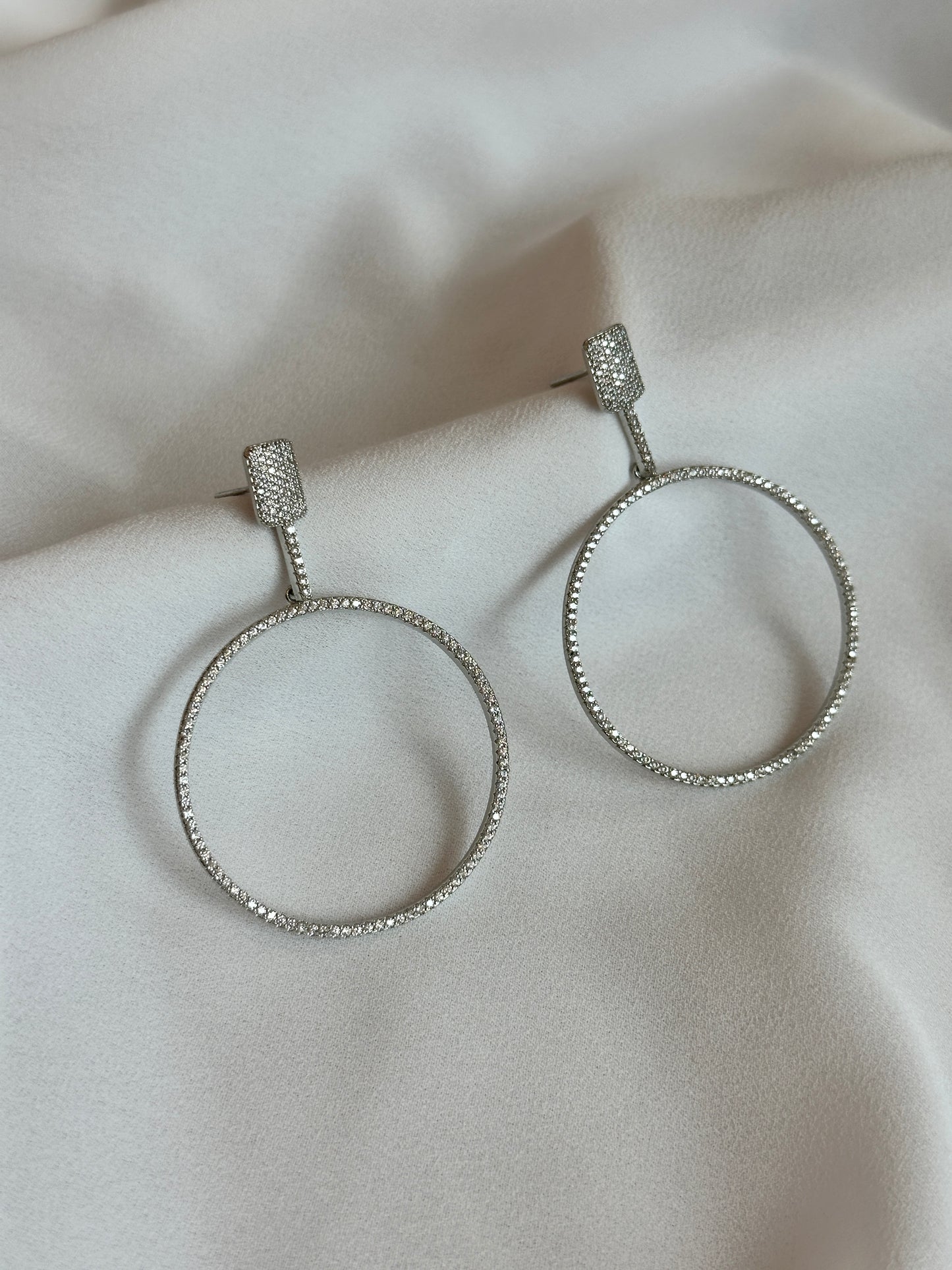 Brinco Circle cravejado delicado