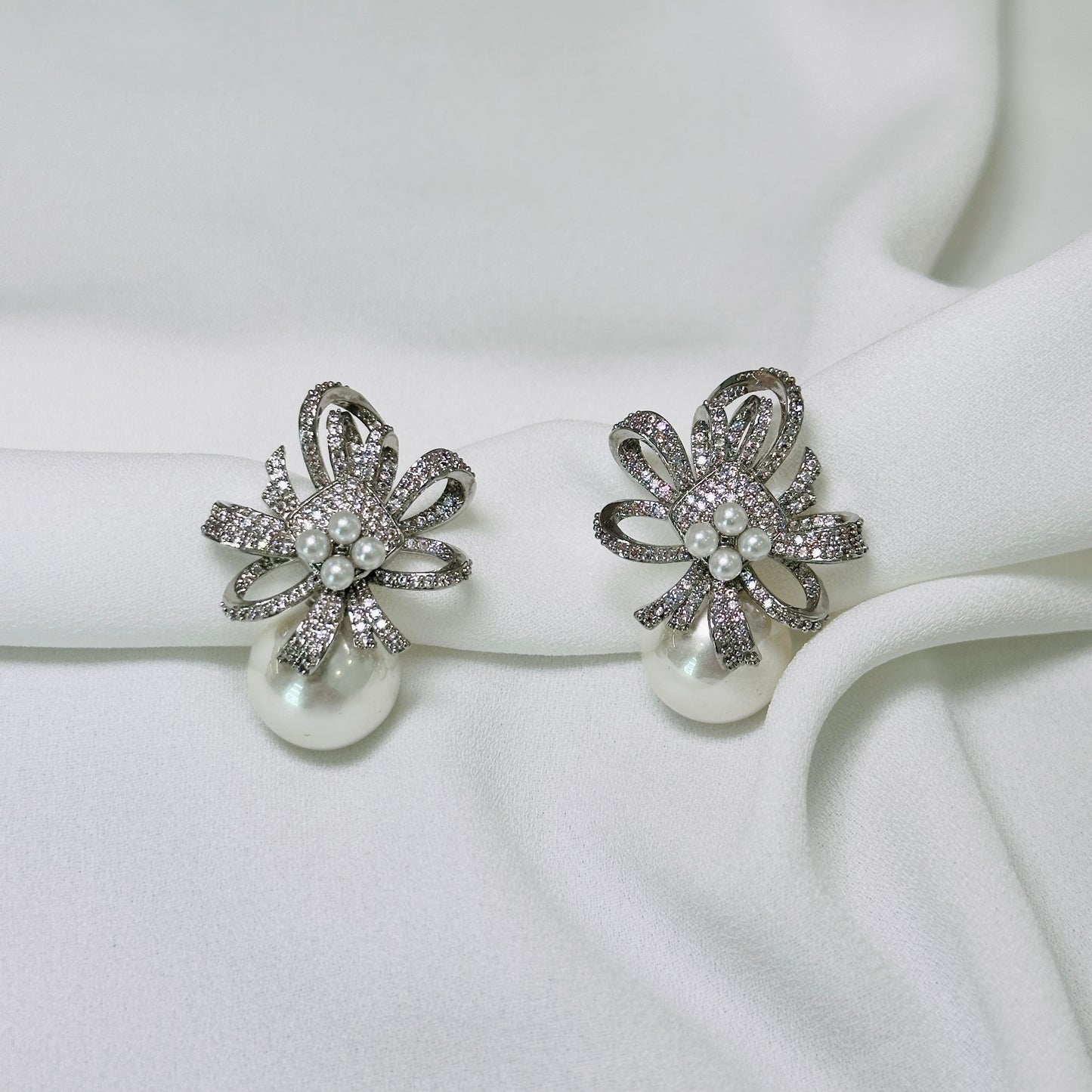 Brinco em ródio, cravejado, com pérolas e pircing (Graciosa)