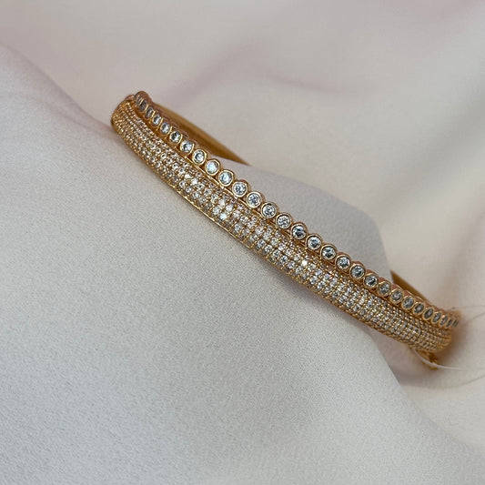 Bracelete dourado, cravejado