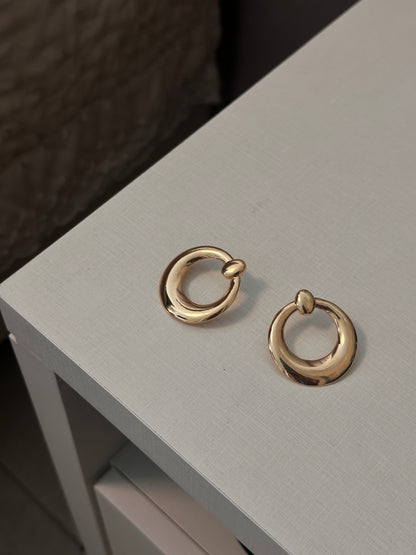 Brinco dourado argola frontal lisa