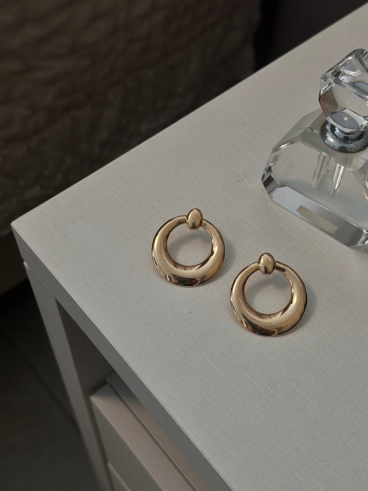 Brinco dourado argola frontal lisa