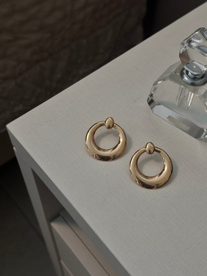Brinco dourado argola frontal lisa
