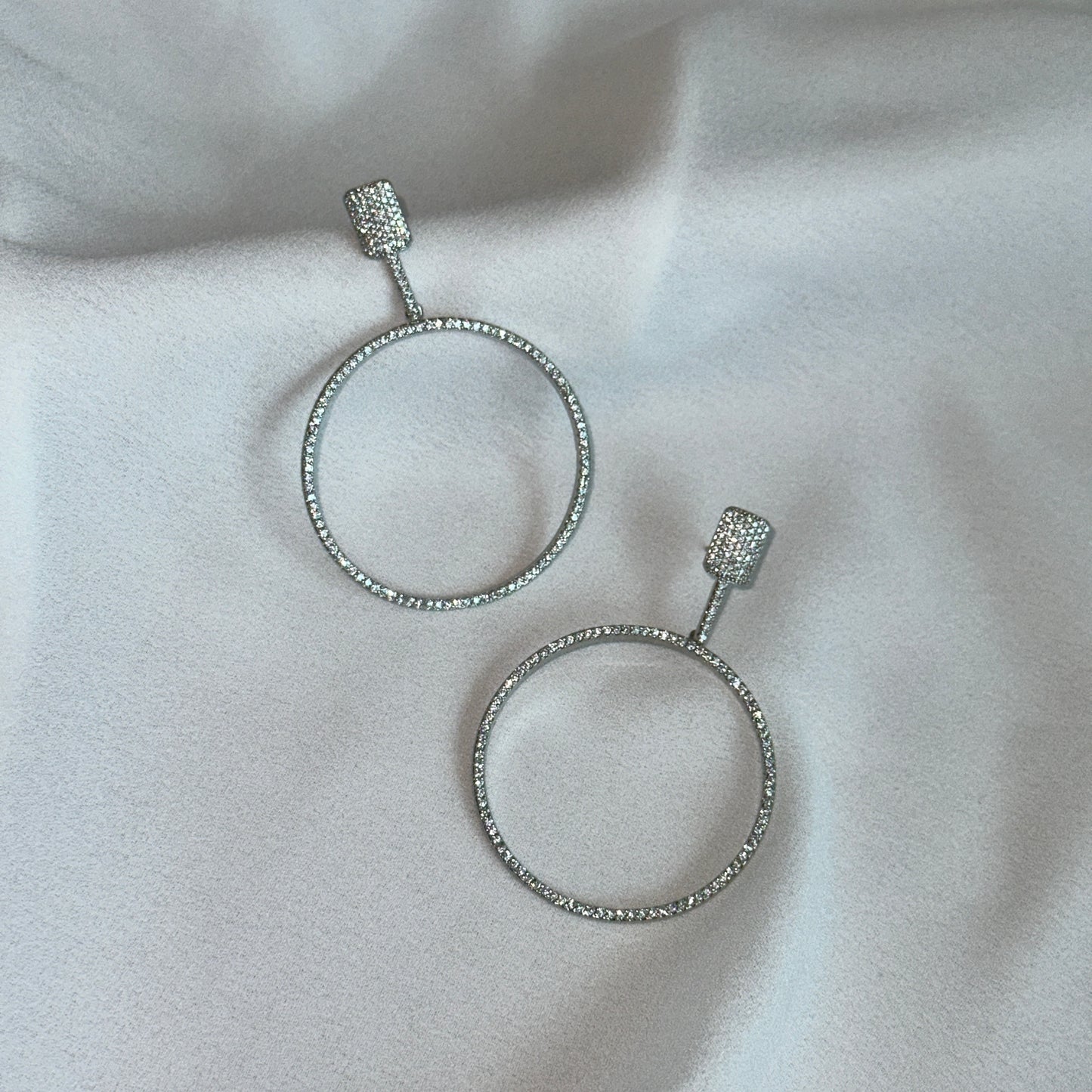 Brinco Circle cravejado delicado