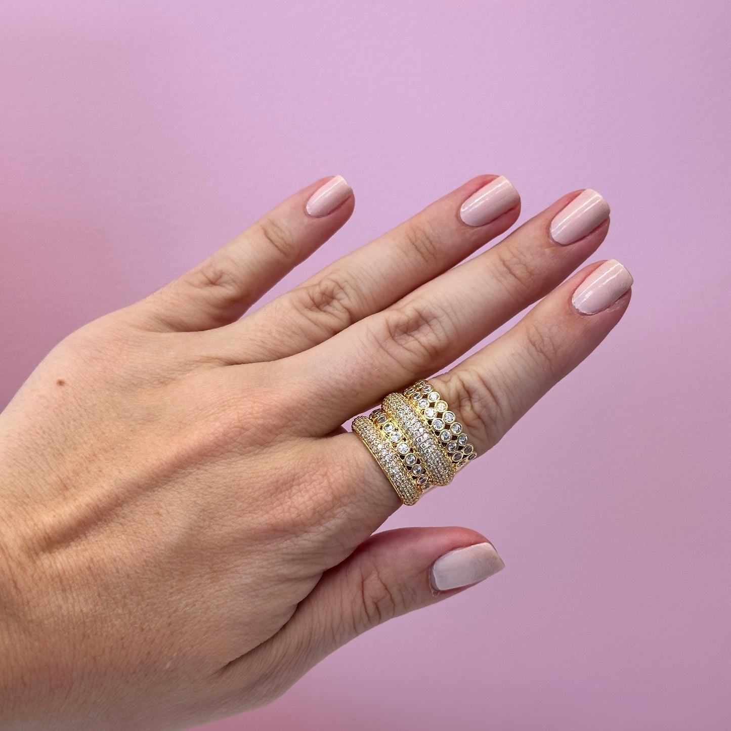 Anel dourado cravejado, com pontos de zircônia