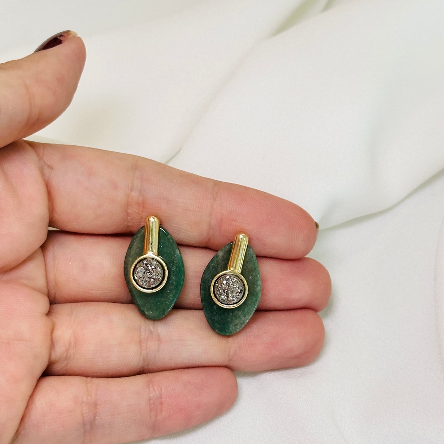 Conjunto dourado com quartzo verde e druza