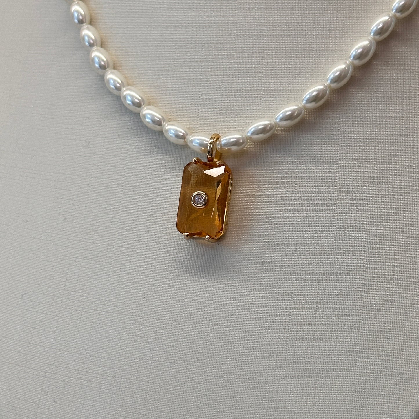 Colar dourado com pérolas, pingente citrino