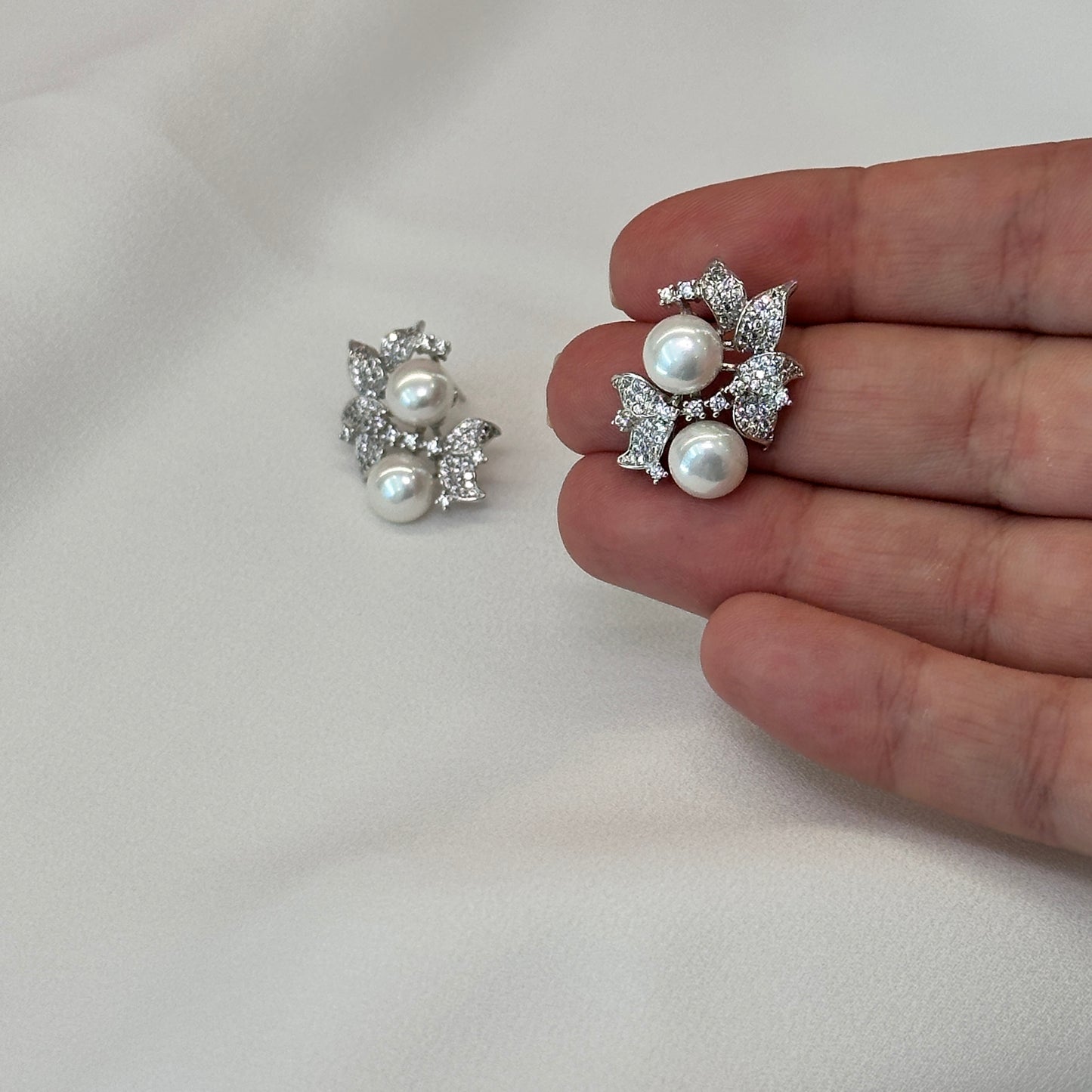 BRINCO FOLHAS CRAVEJADAS E PÉROLAS R