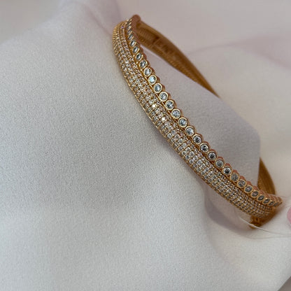 Bracelete dourado, cravejado
