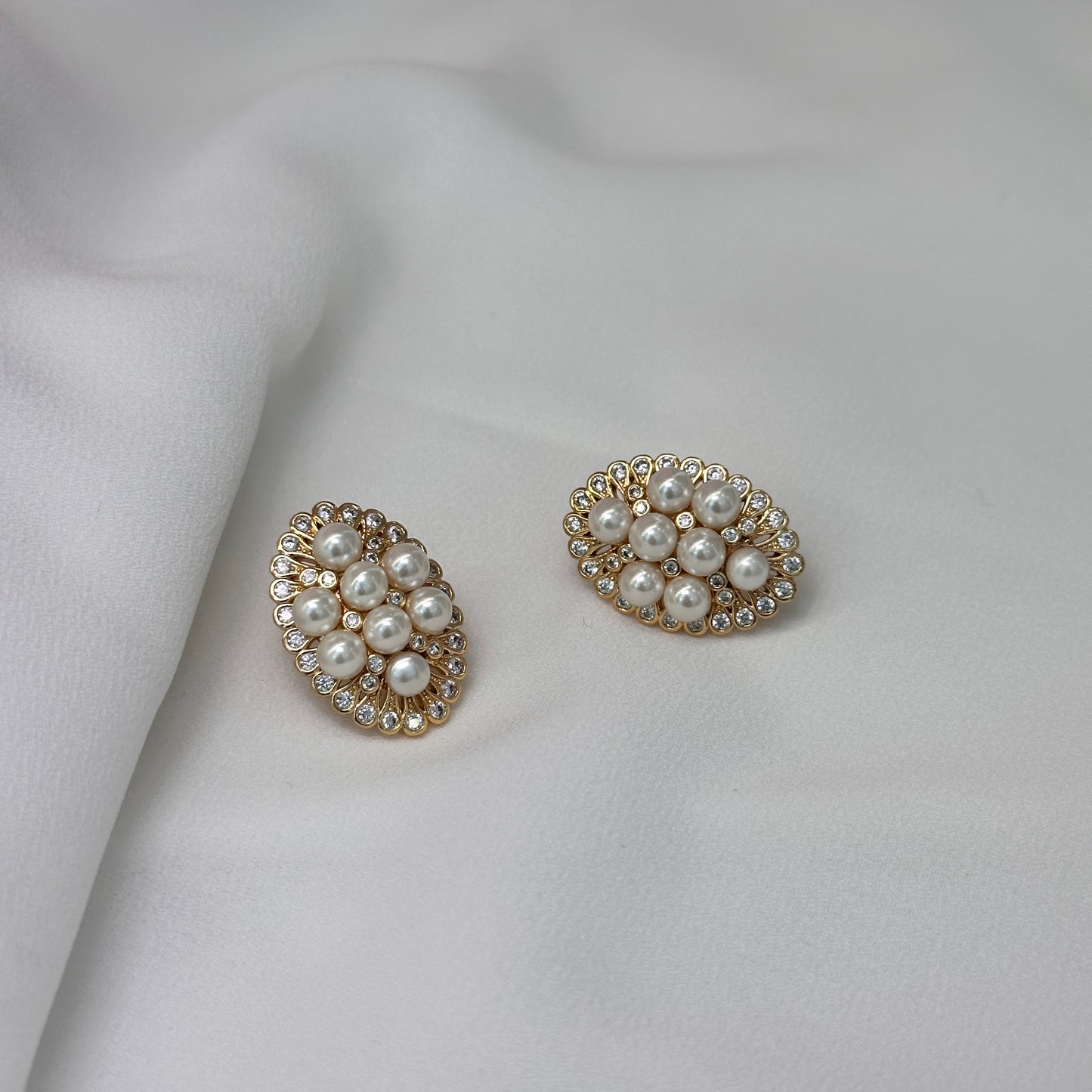 Brinco dourado, oval com pérolas