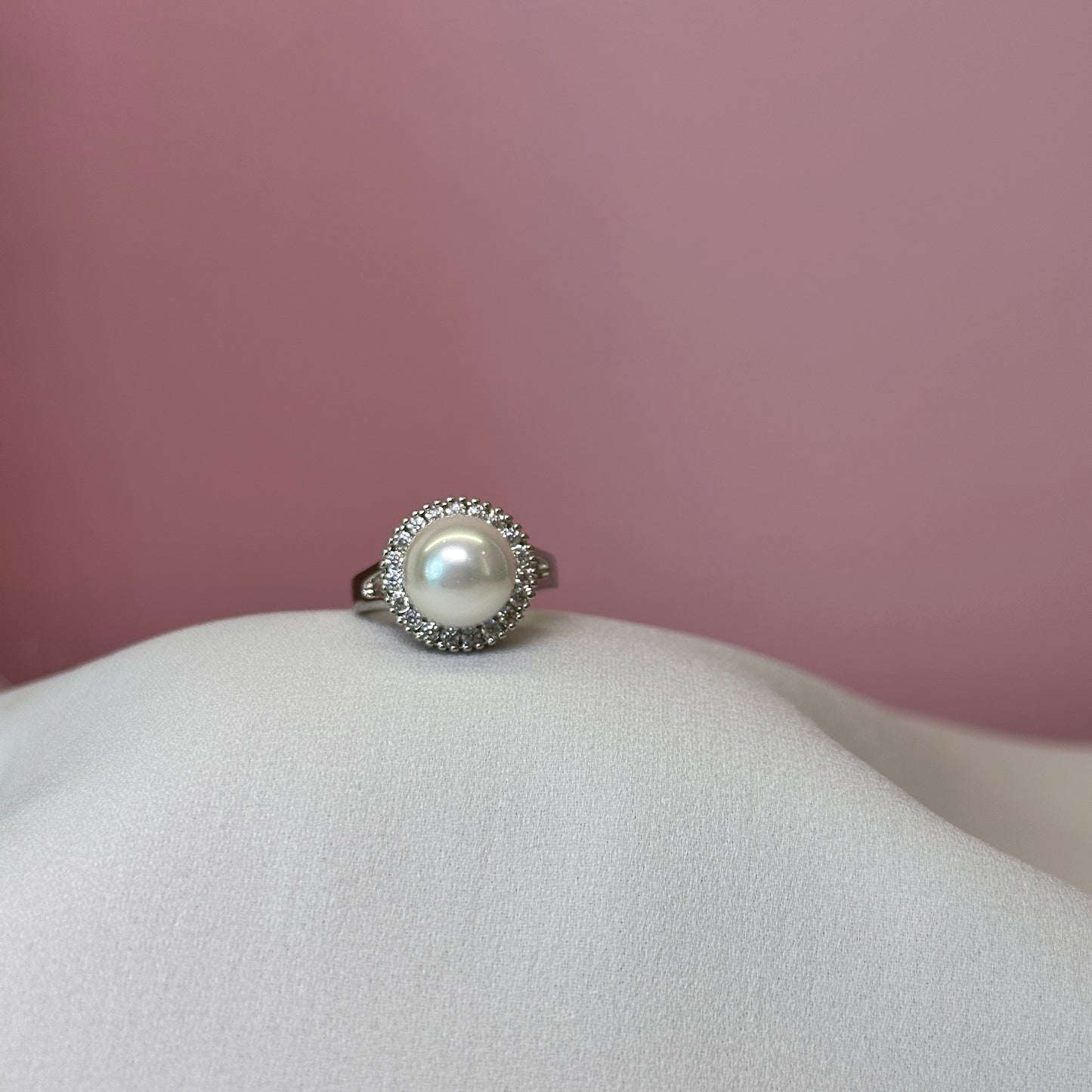 Anel ródio, cravejado com peróla