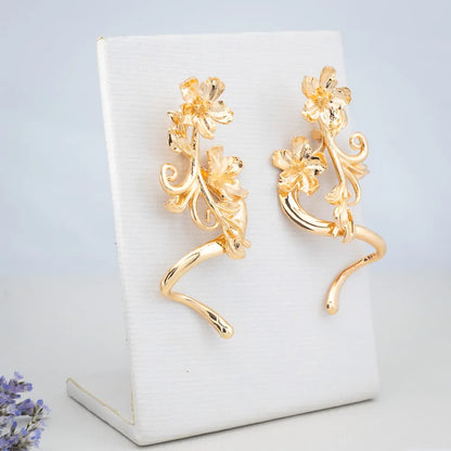 Brinco Floral com Ramos Banhado a Ouro 18K