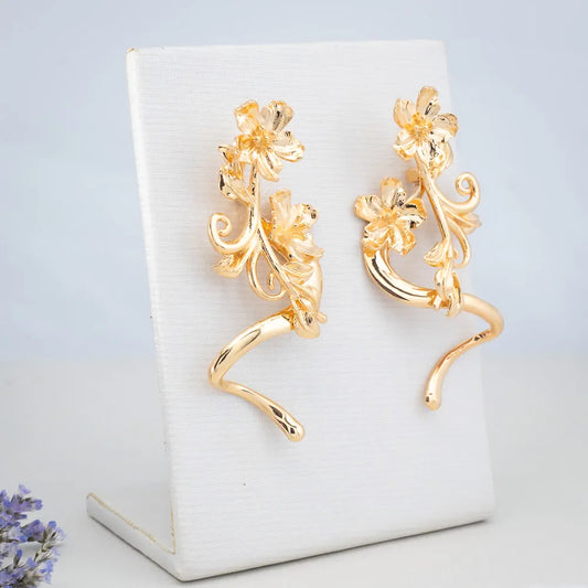 Brinco Floral com Ramos Banhado a Ouro 18K