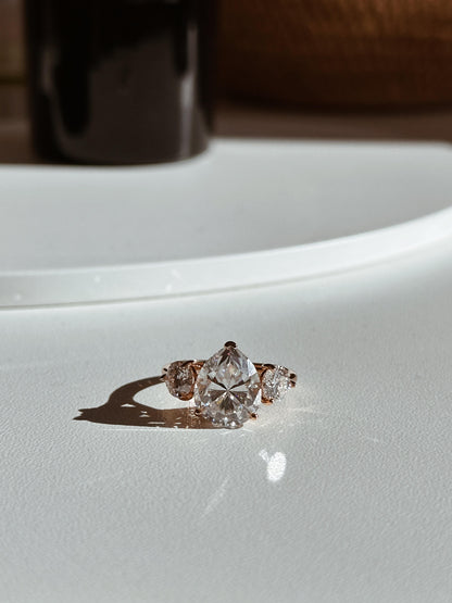 Anel de Solitário Princesa em Ouro 18K Gota Moissanite