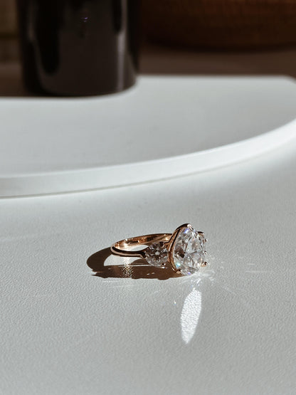 Anel de Solitário Princesa em Ouro 18K Gota Moissanite