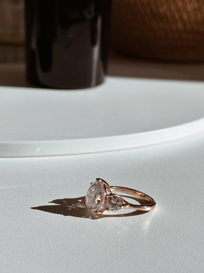 Anel de Solitário Princesa em Ouro 18K Gota Moissanite