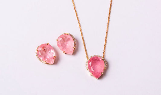 Colar Maravilhas gota pedra fusion cravejado dourado rosa