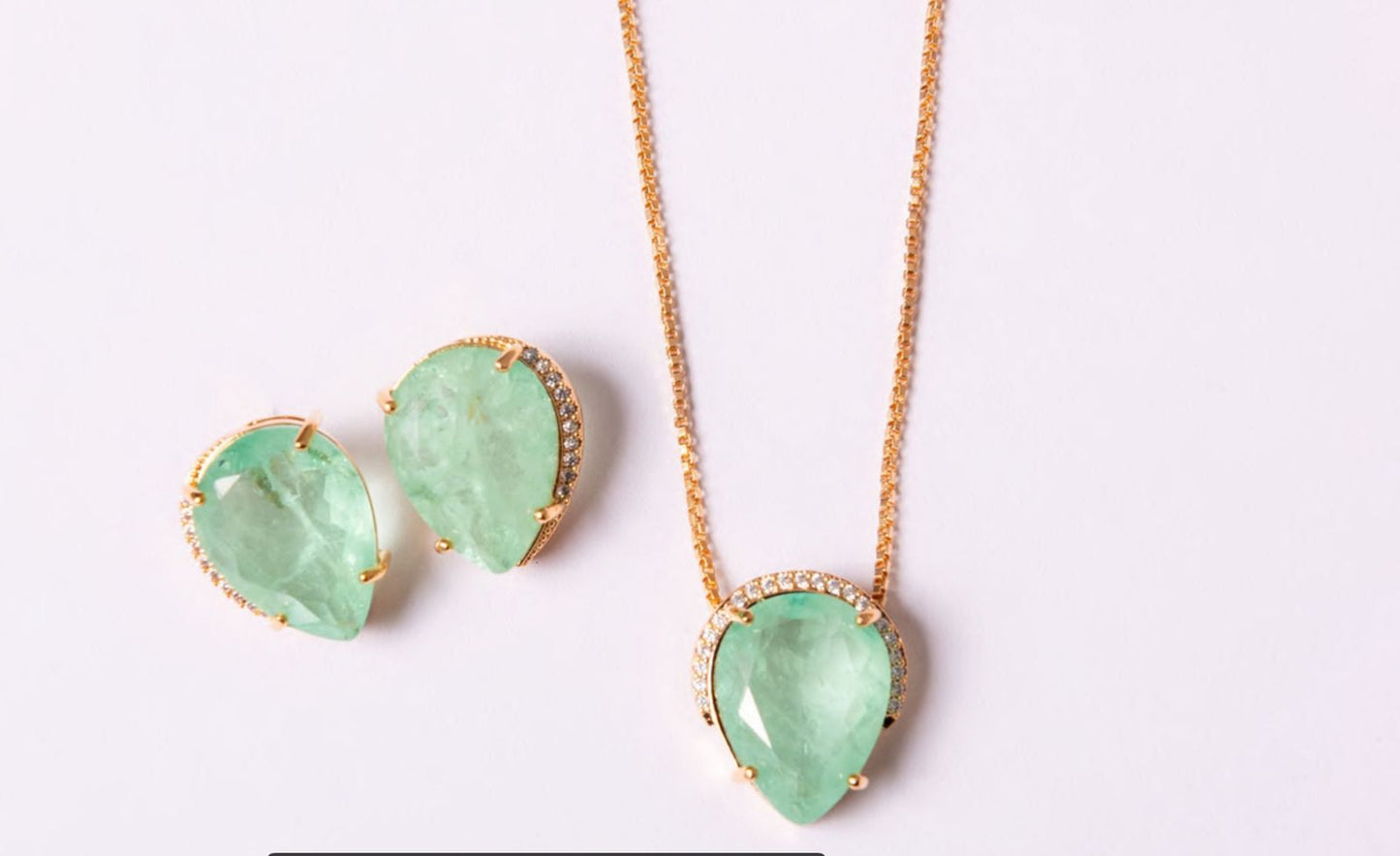 Brinco Maravilhas gota pedra fusion cravejado dourado verde