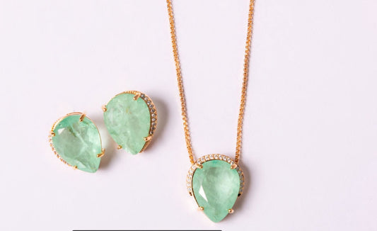 Colar Maravilhas gota pedra fusion cravejado dourado verde