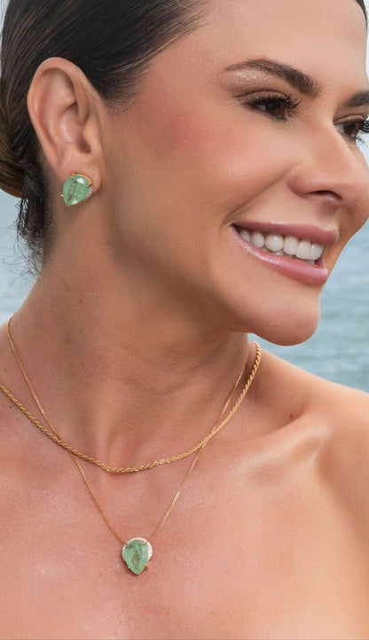 Brinco Maravilhas gota pedra fusion cravejado dourado verde